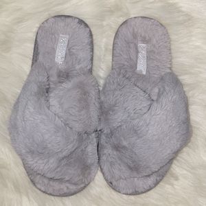 NWOT XOXO FLUFFY SLIP ON SLIPPERS Size 6.5
